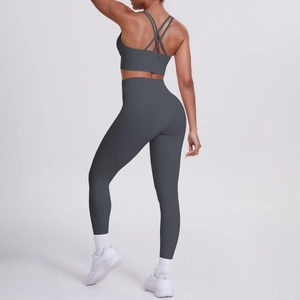 Détail du soutien-gorge de sport à dos croisé et legging de yoga gainant gris foncé