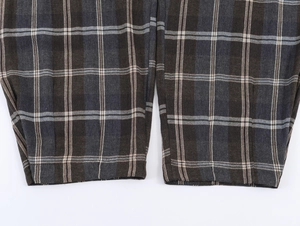 Detailansicht der karierten Musterung und des genähten Saums dieser lässigen Freizeithose