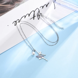 Collier ballerine argenté avec cristaux bleus et perle sur une fine chaîne à maillons