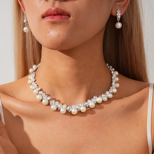 Ensemble de bijoux élégant avec collier de perles et boucles d'oreilles en strass