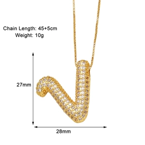 Détail du pendentif lettre J dorée avec zircons sertis et dimensions de 27mm de hauteur