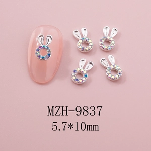 Detail von 3D-Hasen-Nagelkunst-Schmuck mit Strasssteinen und rosa Perlenanhängern