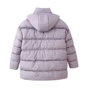 Vue arrière d'une veste longue violette à capuche avec motifs géométriques et matelassage