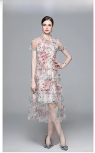 Détail de la robe en tulle à fleurs avec une jupe élégante à volants superposés