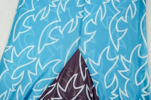 Détail du tissu en maille à imprimé géométrique bleu et blanc avec texture visible