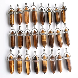 Tijgeroog steen zeshoekige zuil kogel hanger set met zilveren metalen haken op witte basis