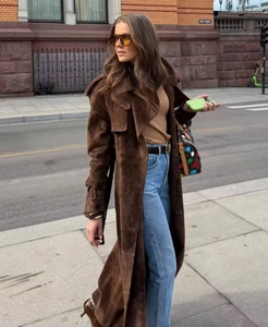 Gros plan du revers en daim marron et de la texture du trench-coat élégant