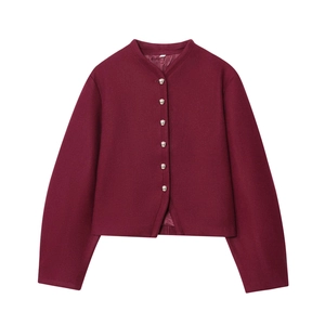 Giacca corta bordeaux da donna con bottoni metallici argento su sfondo bianco neutro