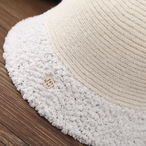 Chapeau cloche tricoté pour femme avec bordure en sherpa chaude et plaque métal JS