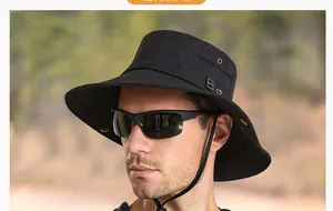 Détail d'un chapeau de soleil noir avec œillets métalliques et cordon de serrage