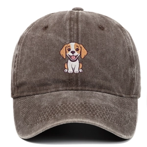 Détail d'une casquette en coton lavé marron foncé avec broderie de chien beagle