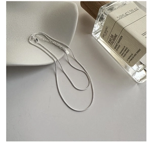 Dettaglio ravvicinato della catena a serpente in argento sterling S925 con chiusura