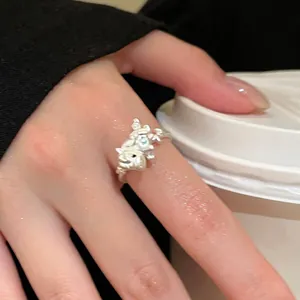 Bague ouverte poney en argent avec design goutte d'huile pour un style minimaliste