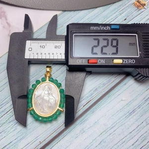 Pied à coulisse mesurant le pendentif Marie en nacre de 22,9 mm avec perles vertes