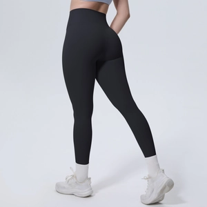 Rückansicht zeigt den nahtlosen Push-Up-Effekt an der schwarzen High-Waist Yoga-Hose