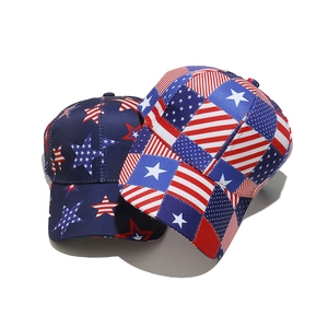 Dettaglio dei motivi a stelle della bandiera americana su cappelli da baseball in cotone