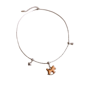 Collier à pendentif cheval à bascule en bois avec chaîne argentée réglable et breloques cloche