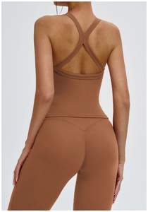 Détail de l'ensemble de yoga dos croisé marron caramel avec haut ajouré et legging
