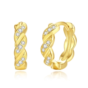 Goldene gedrehte Creolen mit Zirkonia-Mikropavé auf weißem Hintergrund präsentiert