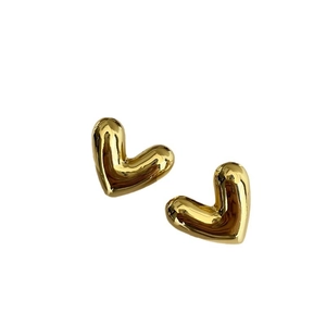 Orecchini a perno a forma di cuore 3D placcati in oro con finitura in metallo lucido