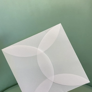 Busta quadrata in carta velina traslucida con motivo a petali su sfondo verde