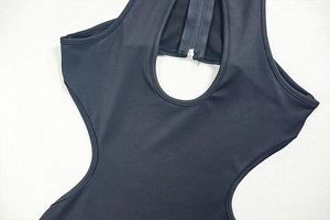 Dettaglio di una tuta nera scoperta sulla schiena con zip posteriore e apertura sul collo