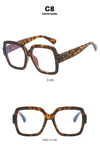 Detail einer quadratischen Schildpatt-Sonnenbrille mit goldenem Herz-Akzent am Bügel