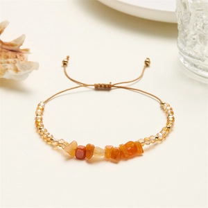 Detail von handgewebtem Armband mit Natursteinen und verstellbarer brauner Kordel