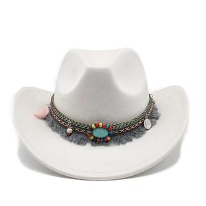 Détail d'un chapeau de cowboy blanc en suédine avec ruban bohème perlé et pierre turquoise