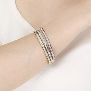 Dettaglio di bracciali ovali con pavé di diamanti in oro 18 carati, argento e rosa