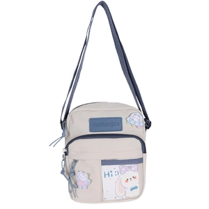 Détail du sac à bandoulière en toile blanche avec sangles bleues et broderie lapin