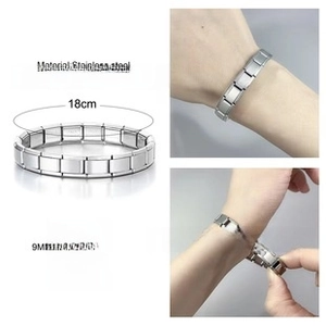 Detailed view of stainless steel modular bracelet links with 18cm length and size specs