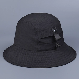 Détail du chapeau de soleil en nylon ripstop avec cordon de serrage réglable noir