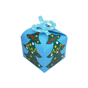 Blaue Weihnachts-Geschenkbox mit grünem Baum-Muster und Sternen-Verschluss oben
