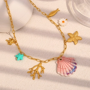 Détail de la chaîne plaquée or 18K avec pendentifs étoile de mer, coquillage et corail