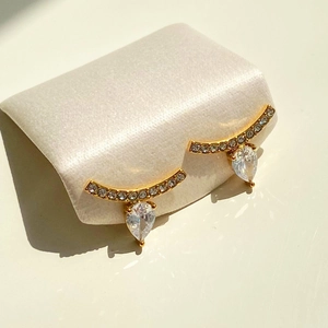 Boucles d'oreilles pendantes dorées avec zircons en forme de goutte d'eau