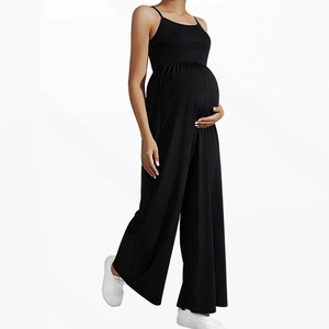 Schicker schwarzer Umstands-Jumpsuit mit Spaghettiträgern und weitem Bein für Komfort