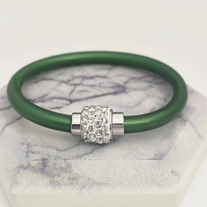 Detailansicht grünes Silikonarmband mit funkelndem Magnetverschluss und kleinen Kristallen