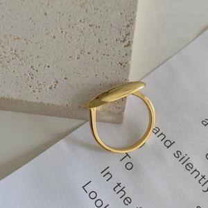 Anello cavo minimalista in argento sterling 925 con finitura a specchio ovale dorata