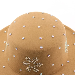 Détail d'un chapeau en feutre kaki avec flocon en strass et accents de cristaux colorés