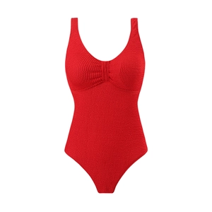 Costume intero rosso in tessuto seersucker con profondo scollo a V e spalline larghe