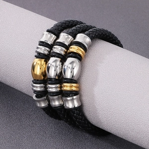 Gros plan sur un ensemble de trois bracelets en cuir tressé avec détails métalliques