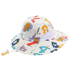 Détail d'un chapeau de soleil blanc pour enfants avec motifs animaux et maille respirante