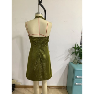 Vue arrière d'une robe dos nu sexy à paillettes vertes montrant la texture métallique