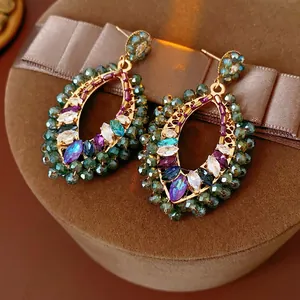 Boucles d'oreilles bohèmes en cristal avec pierres vertes et violettes en monture dorée