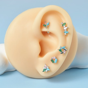 Dettaglio ravvicinato di piercing per cartilagine in zircone su un modello di orecchio
