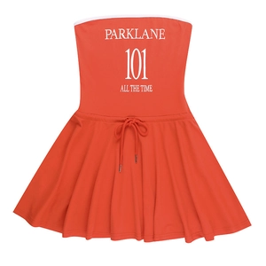 Détail de la robe de sport orange sans bretelles avec bordure et imprimé Parklane