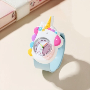 Montre à clapet pour enfants avec design licorne 3D et bracelet en silicone bleu doux