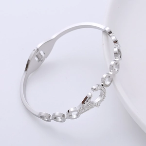 Bracciale rigido argento traforato con chiusura in cristallo e dettagli circolari incisi