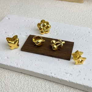 Set di orecchini in titanio placcato oro 18K con fiori, farfalle e ciliegie